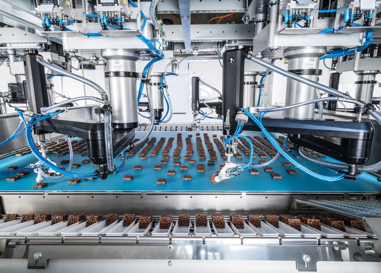 这台包装机中有28个拾放机器人进行威化饼干的包装。